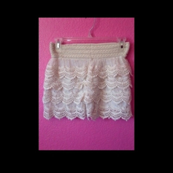 Beige ruffled shorts S/M - Picture 3 of 3